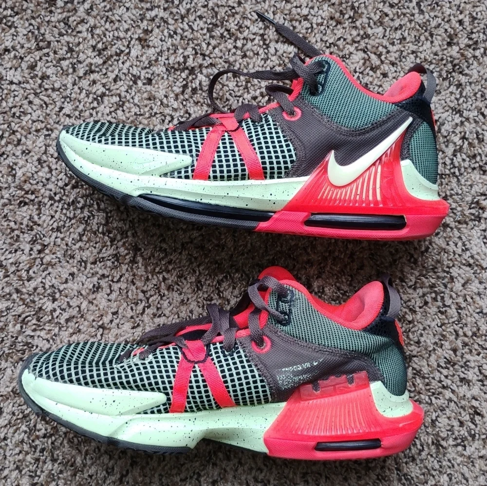 Nike LeBron Witness VII Basketball Shoes Men’s 10.5 Black/Red/Mint – Minor Flaw